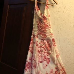 Dress size S probably fit to US size 0-2.